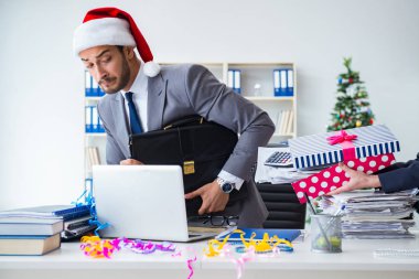 Genç işadamı Noel 'i ofiste kutluyor.