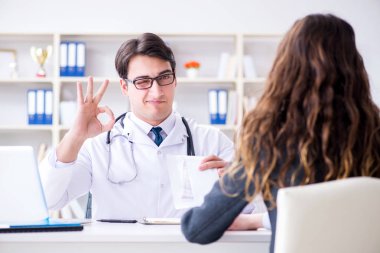 Sağlık sigortası dolandırıcılığı konseptinde genç doktor