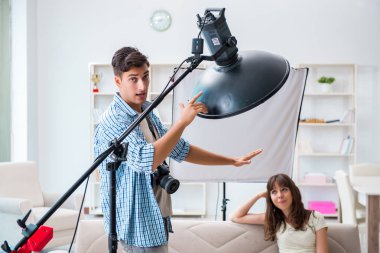 Fotoğraf stüdyosunda çalışan genç fotoğrafçı.