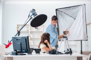 Fotoğraf stüdyosunda çalışan genç fotoğrafçı.