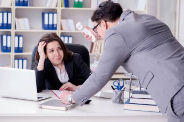 Kadın ve erkek arasındaki ofis anlaşmazlığı