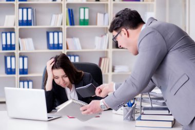 Kadın ve erkek arasındaki ofis anlaşmazlığı