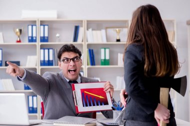 Kadın ve erkek arasındaki ofis anlaşmazlığı