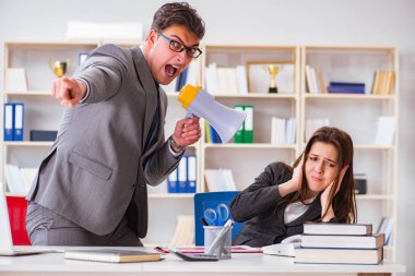 Kadın ve erkek arasındaki ofis anlaşmazlığı