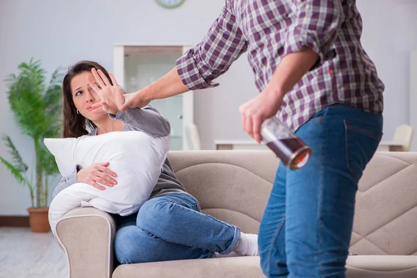 Huiselijk geweld concept in een familieruzie met dronken alcoho — Stockfoto