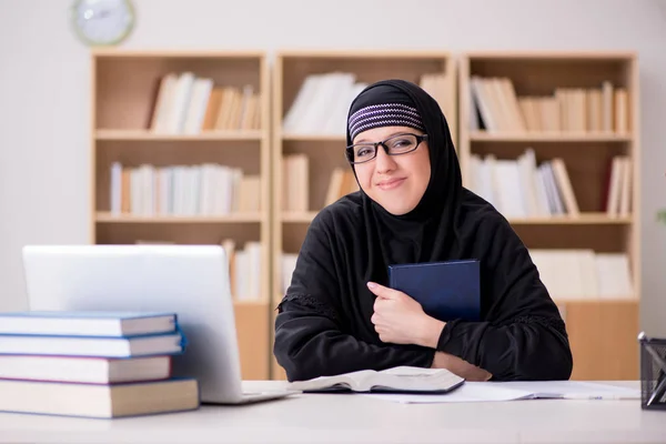 Muselman flicka i hijab studera förbereda för tentor — Stockfoto