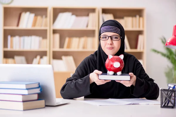 Muselman flicka i hijab studera förbereda för tentor — Stockfoto