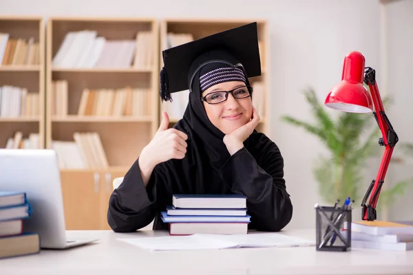 Chica musulmana en hiyab estudiando preparación para los exámenes — Foto de Stock