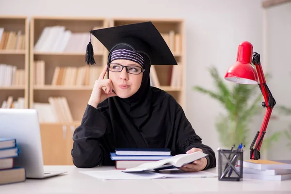 Chica musulmana en hiyab estudiando preparación para los exámenes —  Fotos de Stock