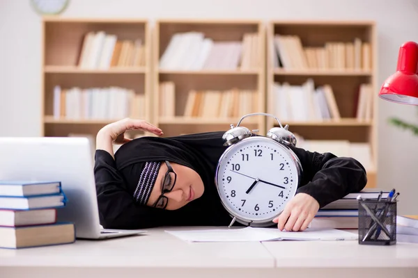 Menina muçulmana no hijab estudando se preparando para exames — Fotografia de Stock