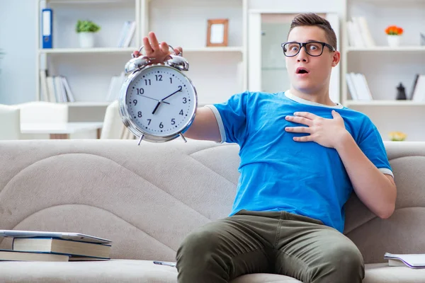 Estudiante joven preparándose para los exámenes que estudian en casa en un sofá — Foto de Stock