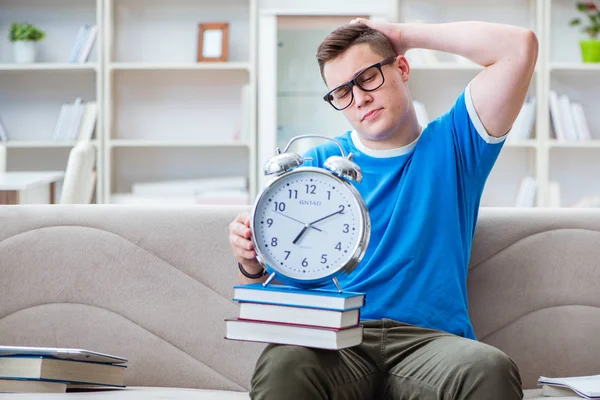 Estudiante joven preparándose para los exámenes que estudian en casa en un sofá — Foto de Stock