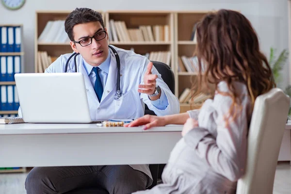 Hamile kadın muayene için doktoru ziyaret ediyor.