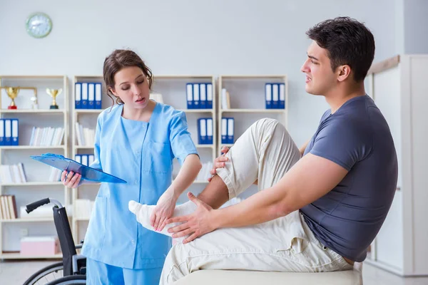 Hastanede yaralanma kontrolü sırasında doktor ve hasta.