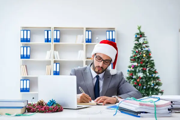 Genç işadamı Noel 'i ofiste kutluyor.