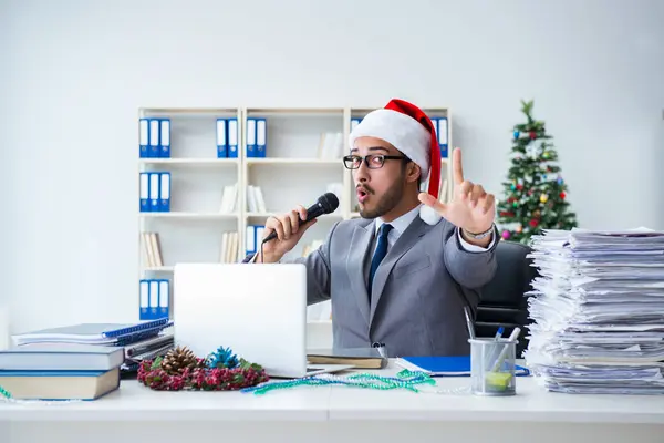 Genç işadamı Noel 'i ofiste kutluyor.