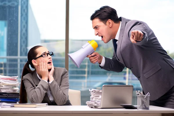 Patron takım arkadaşına bağırıyor.