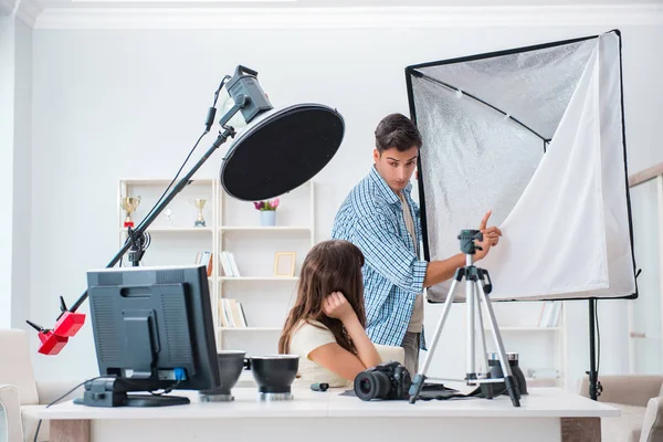 Fotoğraf stüdyosunda çalışan genç fotoğrafçı.