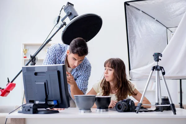 Fotoğraf stüdyosunda çalışan genç fotoğrafçı.