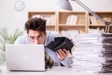 Ofiste çalışan komik muhasebeci.