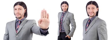 Beyaz izole gri elbiseli genç işadamı