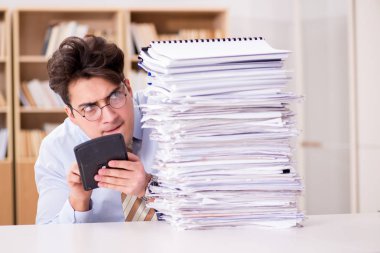 Ofiste çalışan komik muhasebeci.