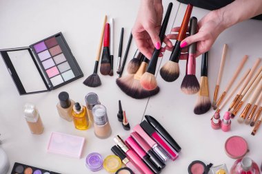 Masada gösterilen makyaj ürünlerinin koleksiyonu