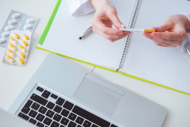 Sigara karşıtı bir doktor.