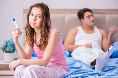 Hamilelik testi sonuçları olan genç bir aile