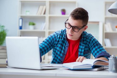 Sınavlara hazırlanan genç kız içeride masa başında ders çalışıyor.