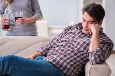 Genç bir aile kavramında içki sorunu yaşayan sarhoş bir koca.