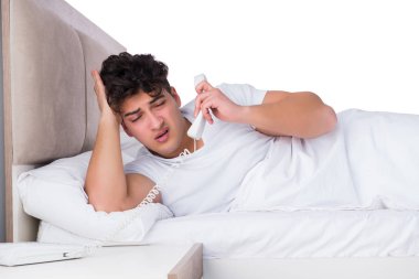 Yatakta uykusuzluk çeken bir adam.