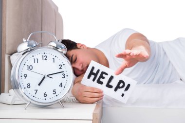 Yatakta uykusuzluk çeken bir adam.