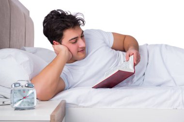 Yatakta uykusuzluk çeken bir adam.