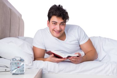 Yatakta uykusuzluk çeken bir adam.