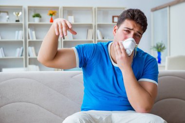 Adamın evde aşırı derecede terlemesi ve kötü kokması.