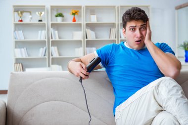 Adamın evde aşırı derecede terlemesi ve kötü kokması.