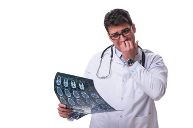 Beyaz backgro izole bir grafisi tutan genç erkek doktor