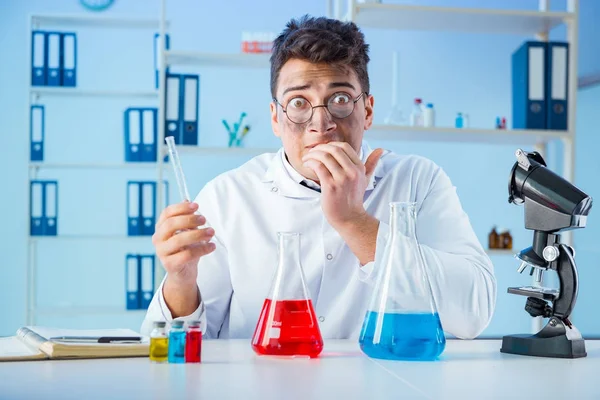 Extraño químico loco trabajando en un laboratorio — Foto de Stock