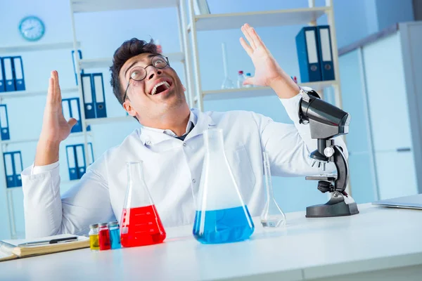 Смішний божевільний хімік, що працює в лабораторії — стокове фото