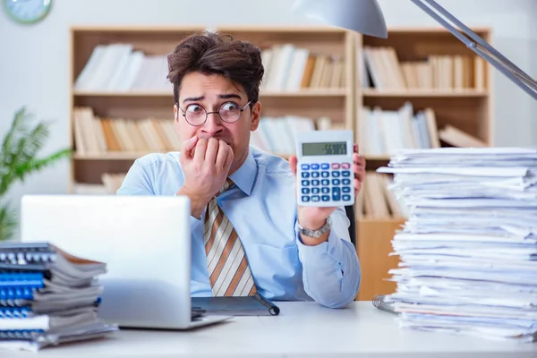 Lustige Buchhalterin, die im Büro arbeitet — Stockfoto