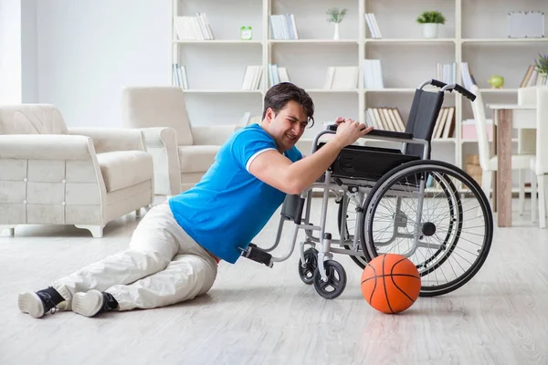 Mladý basketbalista na invalidním vozíku zotavuje ze zranění — Stock fotografie