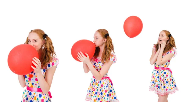 Kırmızı balonlu genç kadın beyazda izole edilmiş. — Stok fotoğraf