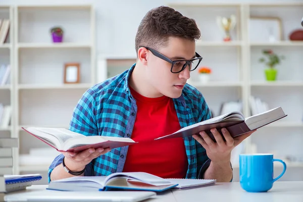 Jeune adolescent se préparant pour les examens étudiant à un bureau à l'intérieur — Photo