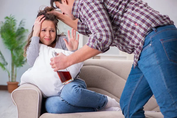 Conceito de violência doméstica em uma discussão familiar com alcoólatra bêbado — Fotografia de Stock