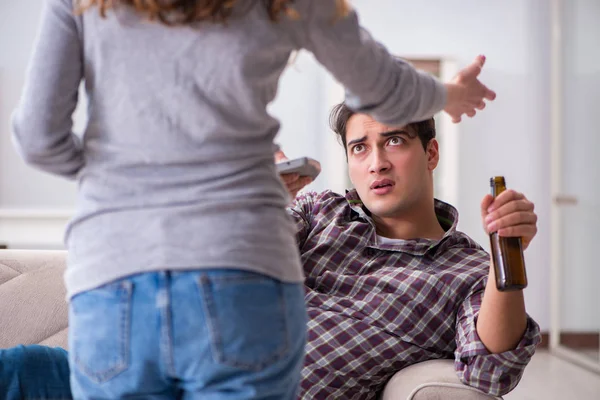 Drinken probleem dronken man man in een jong gezin concept — Stockfoto