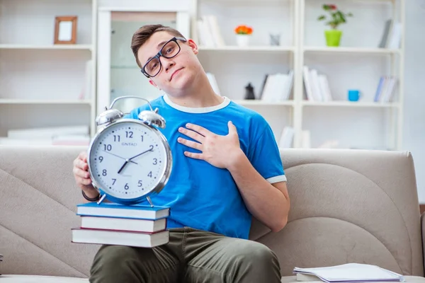 Ung student förbereder sig för tentor studera hemma i en soffa — Stockfoto