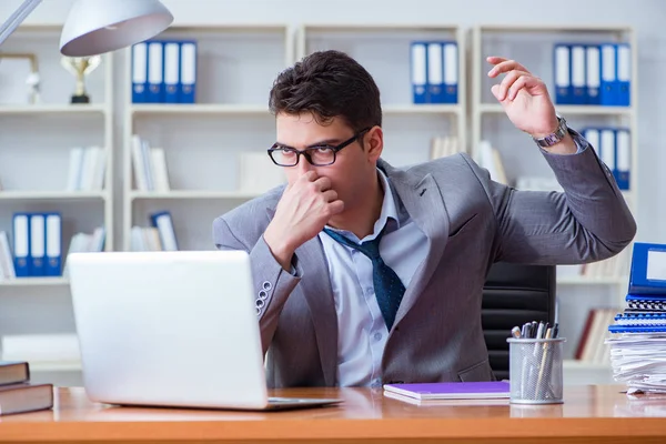 Zakenman zweten overmatig stinkt slecht op kantoor op het werk — Stockfoto