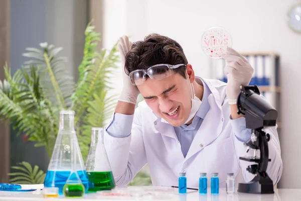 Männlicher Arzt arbeitet im Labor an Virusimpfung — Stockfoto