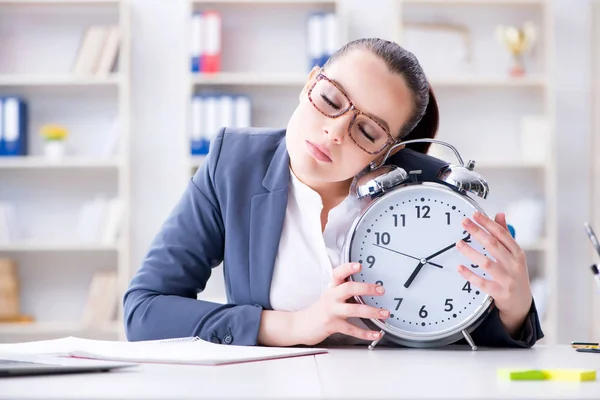 Mujer de negocios en concepto de gestión del tiempo — Foto de Stock